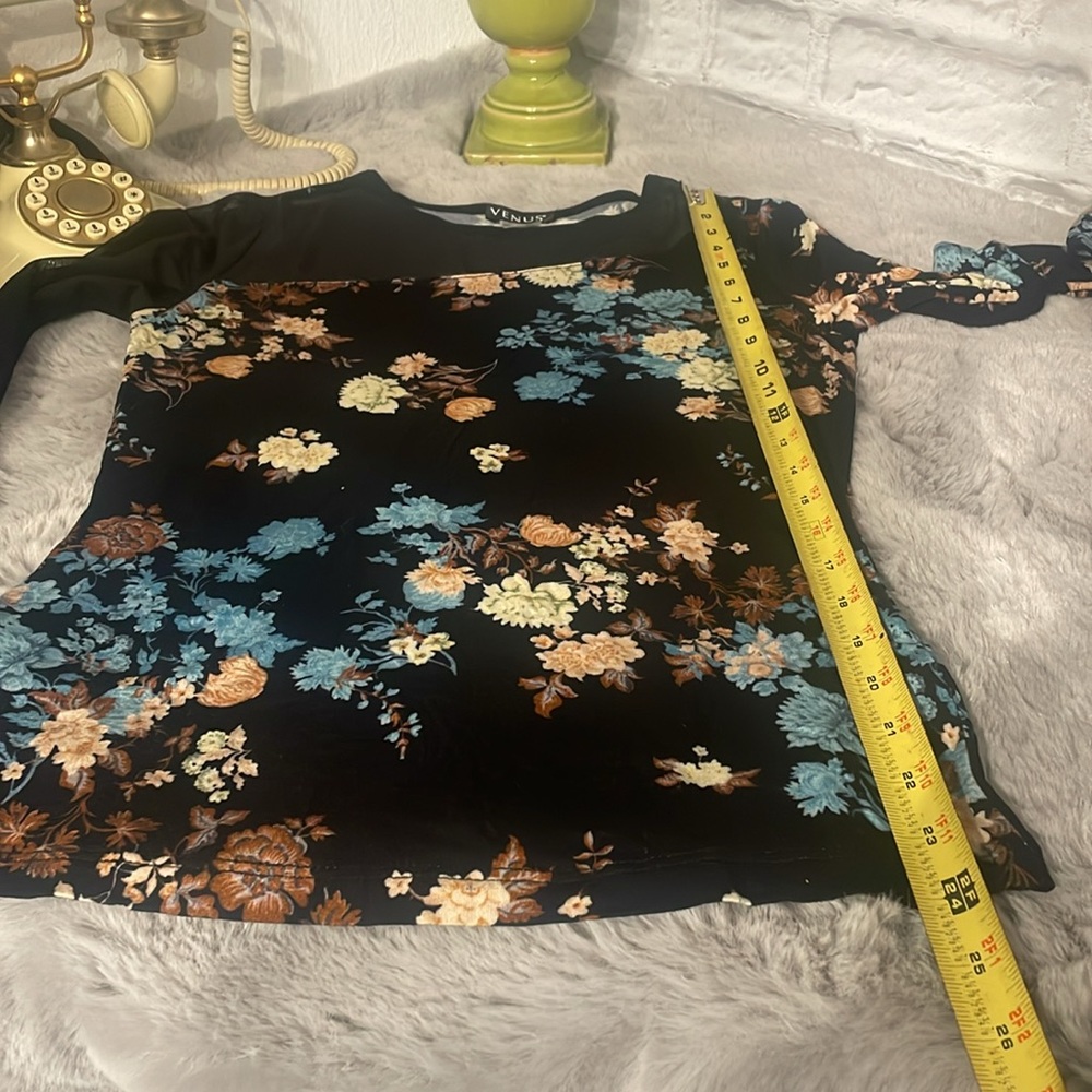 VENUS Fitted Blouse Black and Blue Floral - Picture 4 of 6